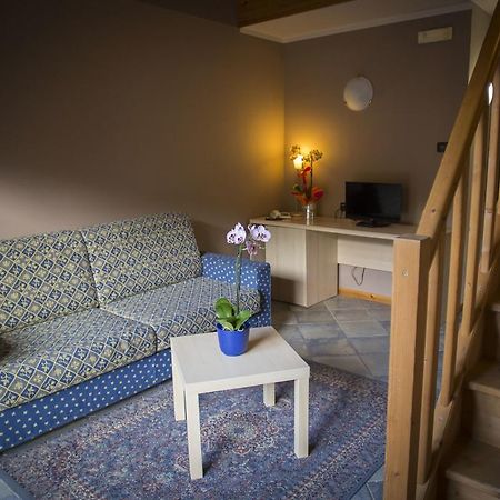 Hotel Ristorante La Perla Varallo Pombia エクステリア 写真