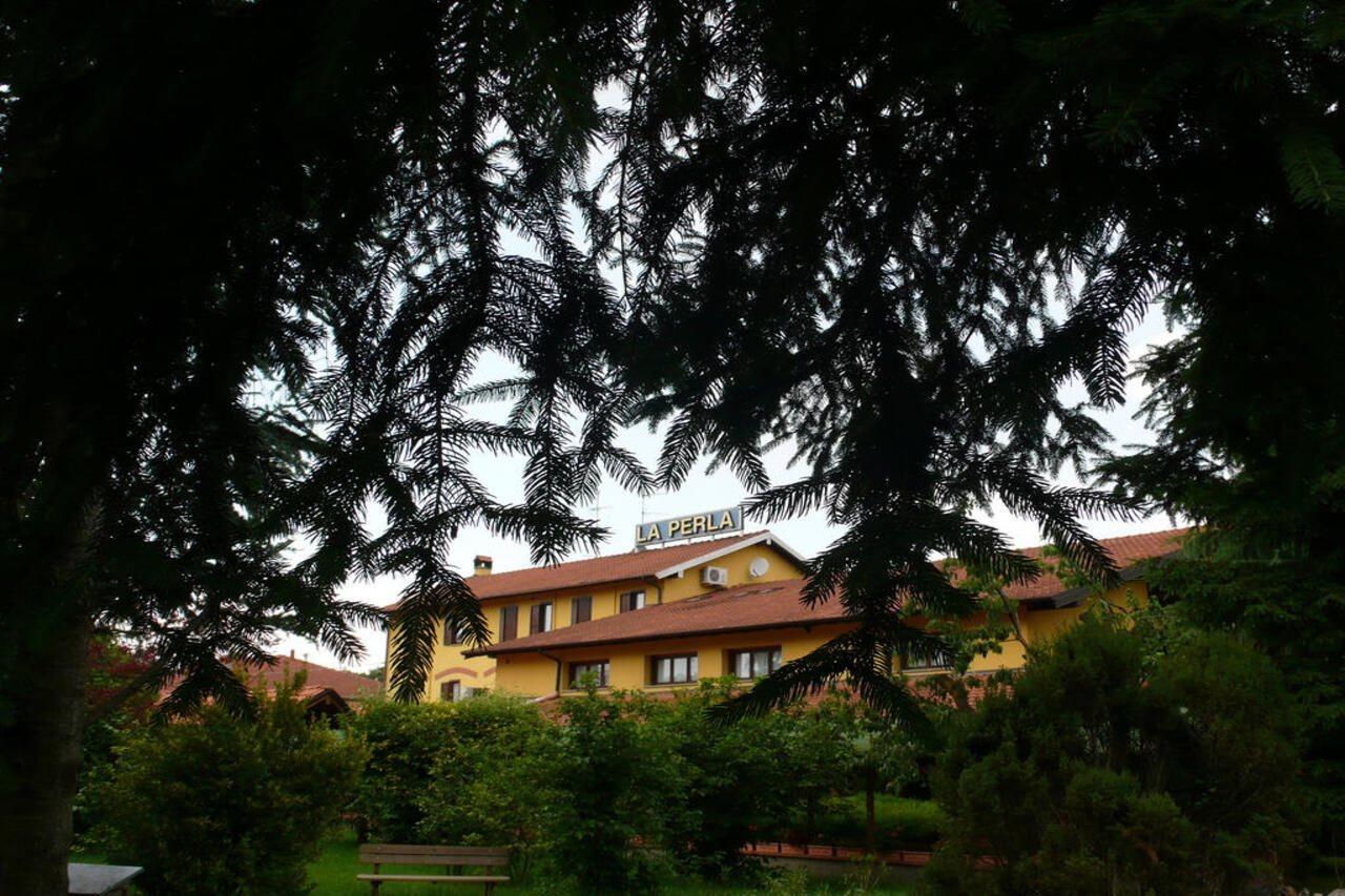 Hotel Ristorante La Perla Varallo Pombia エクステリア 写真