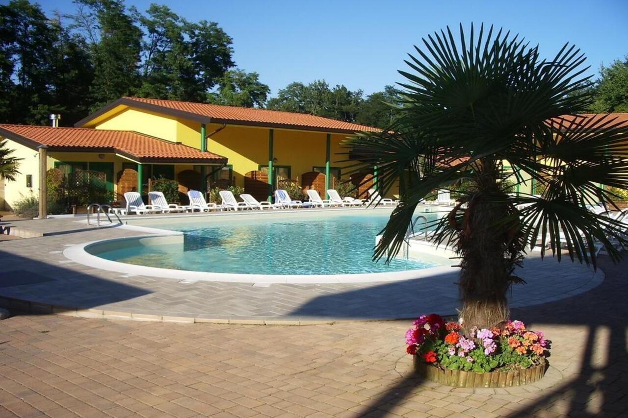 Hotel Ristorante La Perla Varallo Pombia エクステリア 写真
