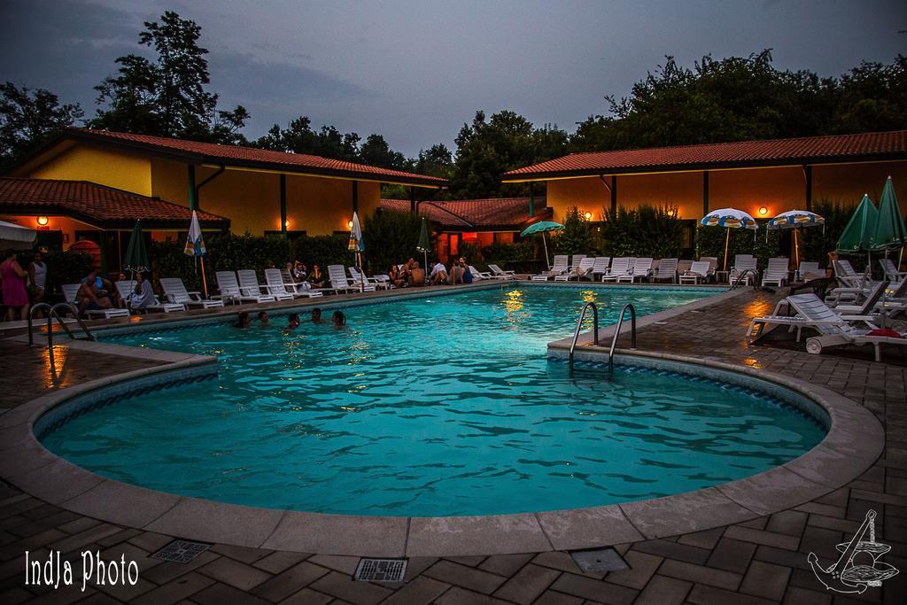 Hotel Ristorante La Perla Varallo Pombia エクステリア 写真