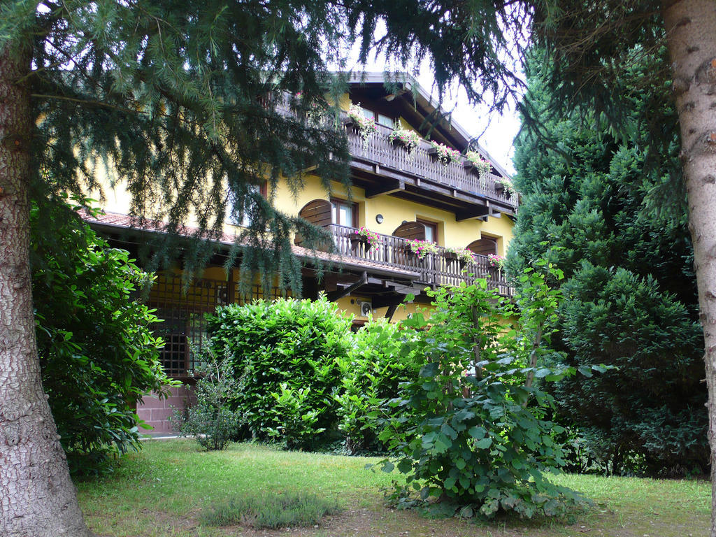 Hotel Ristorante La Perla Varallo Pombia エクステリア 写真