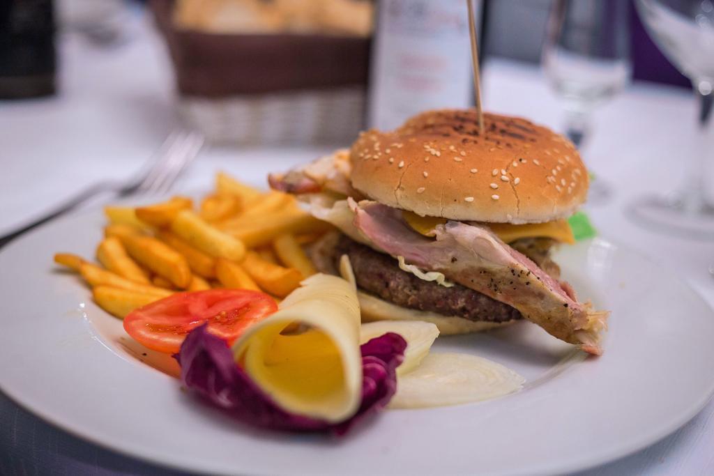 Hotel Ristorante La Perla Varallo Pombia エクステリア 写真