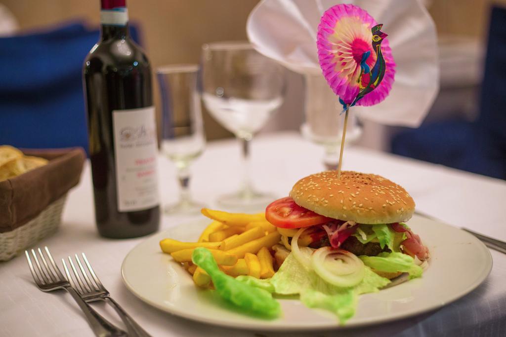 Hotel Ristorante La Perla Varallo Pombia エクステリア 写真