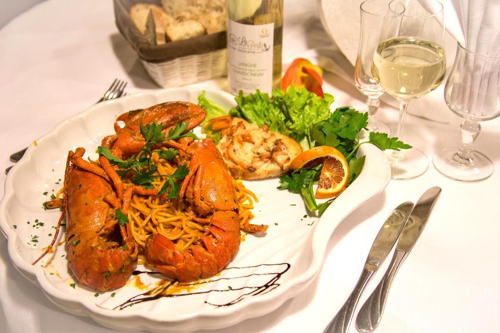 Hotel Ristorante La Perla Varallo Pombia エクステリア 写真