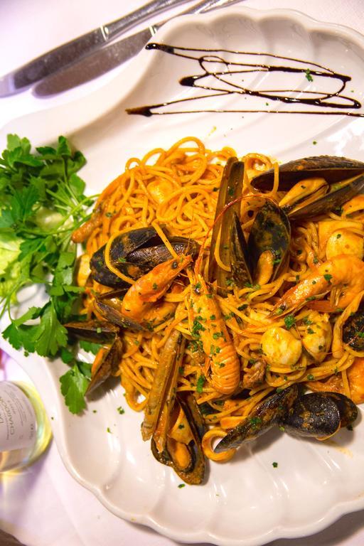 Hotel Ristorante La Perla Varallo Pombia エクステリア 写真