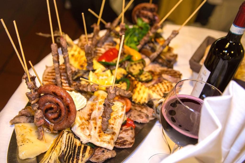 Hotel Ristorante La Perla Varallo Pombia エクステリア 写真