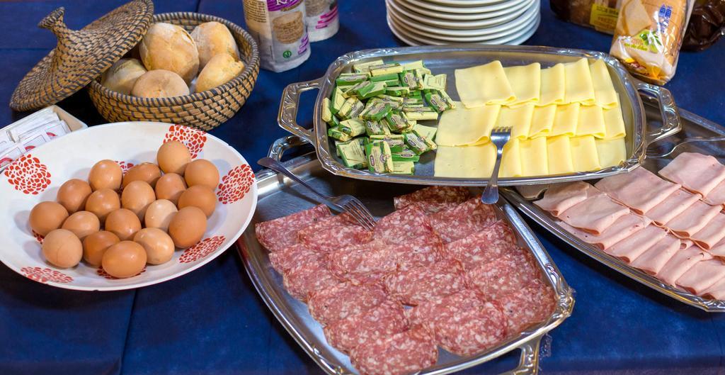 Hotel Ristorante La Perla Varallo Pombia エクステリア 写真