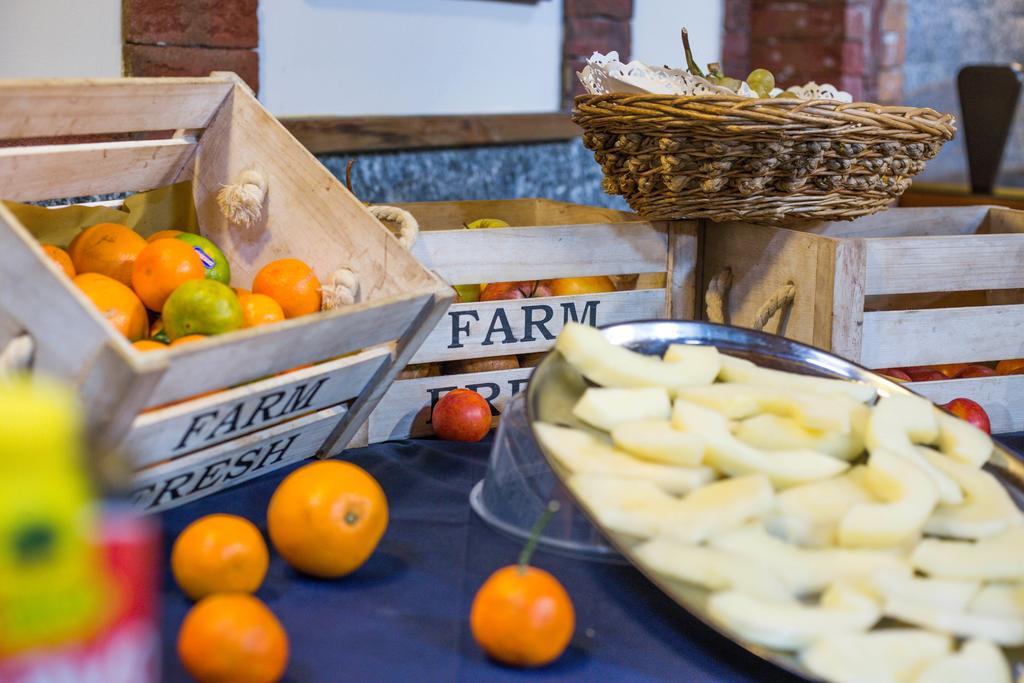 Hotel Ristorante La Perla Varallo Pombia エクステリア 写真