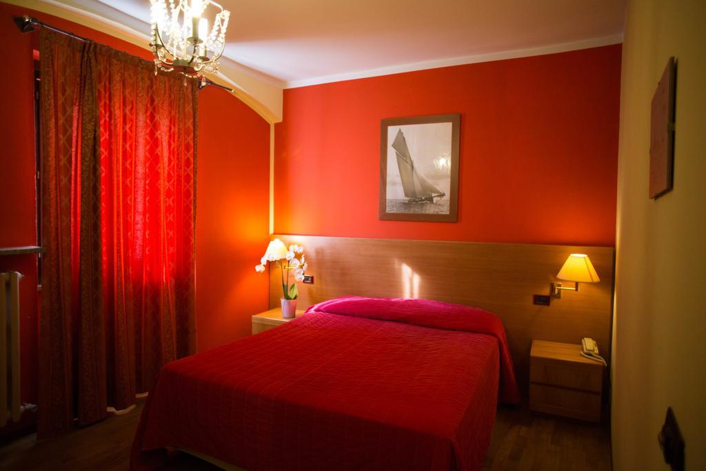 Hotel Ristorante La Perla Varallo Pombia エクステリア 写真