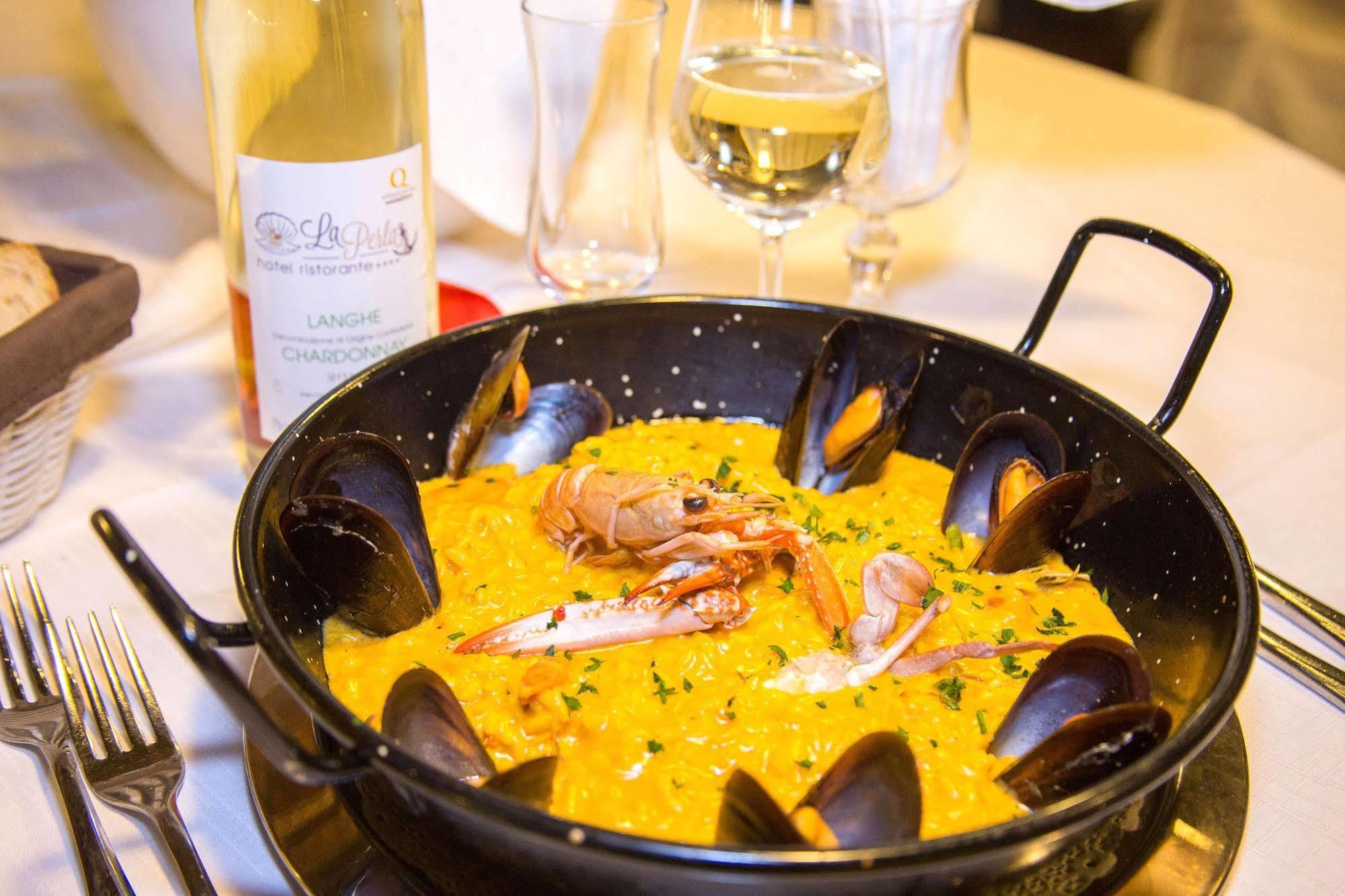 Hotel Ristorante La Perla Varallo Pombia エクステリア 写真