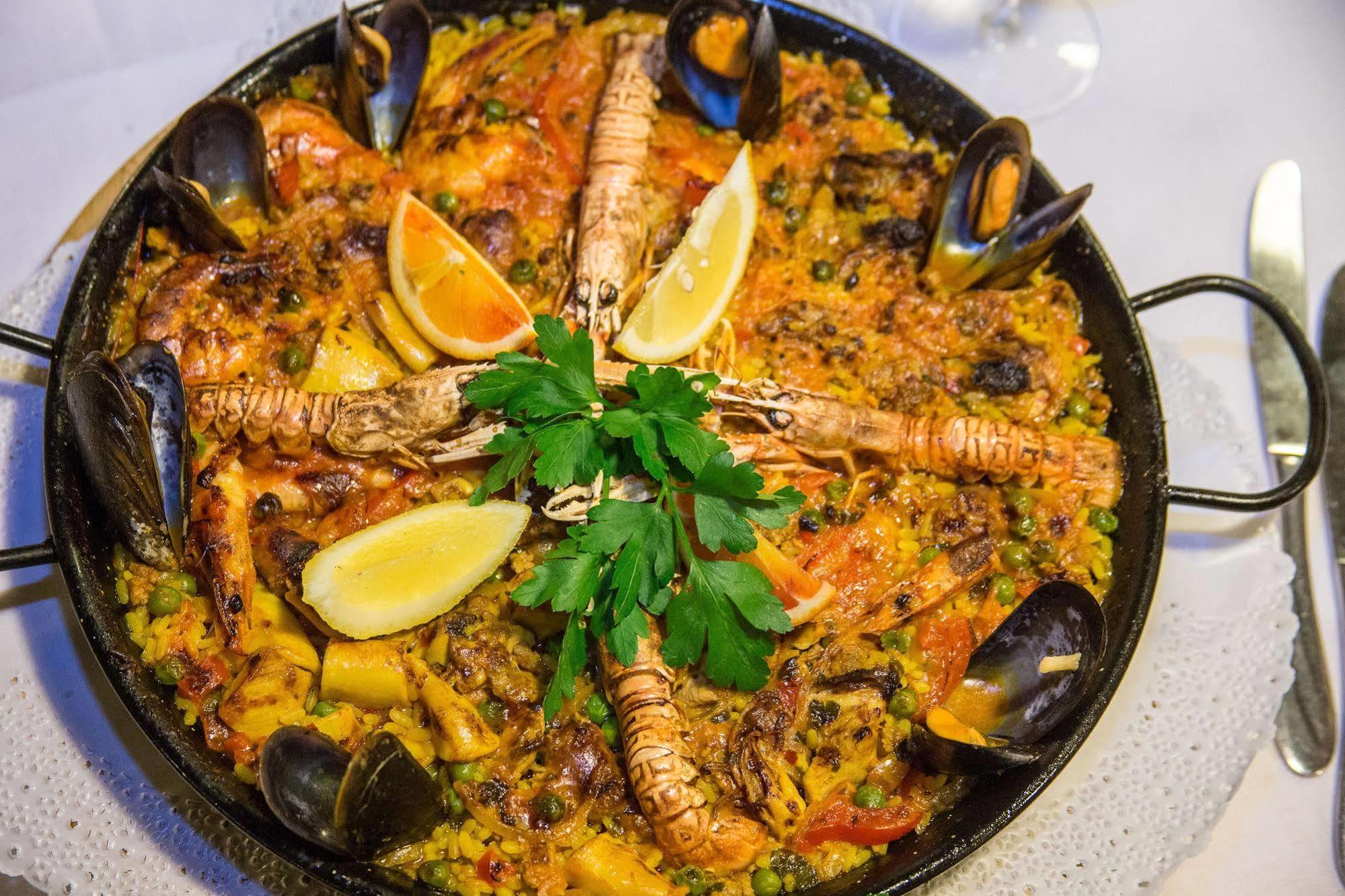 Hotel Ristorante La Perla Varallo Pombia エクステリア 写真