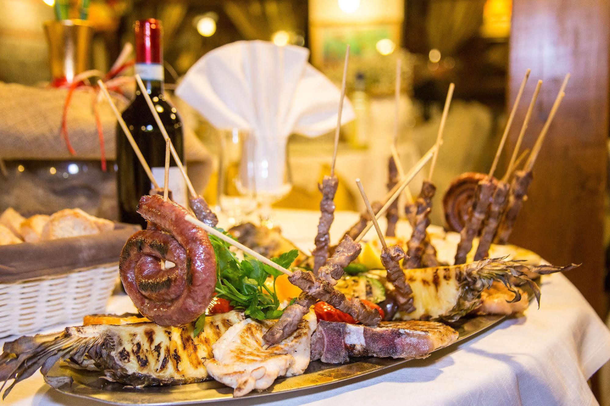 Hotel Ristorante La Perla Varallo Pombia エクステリア 写真