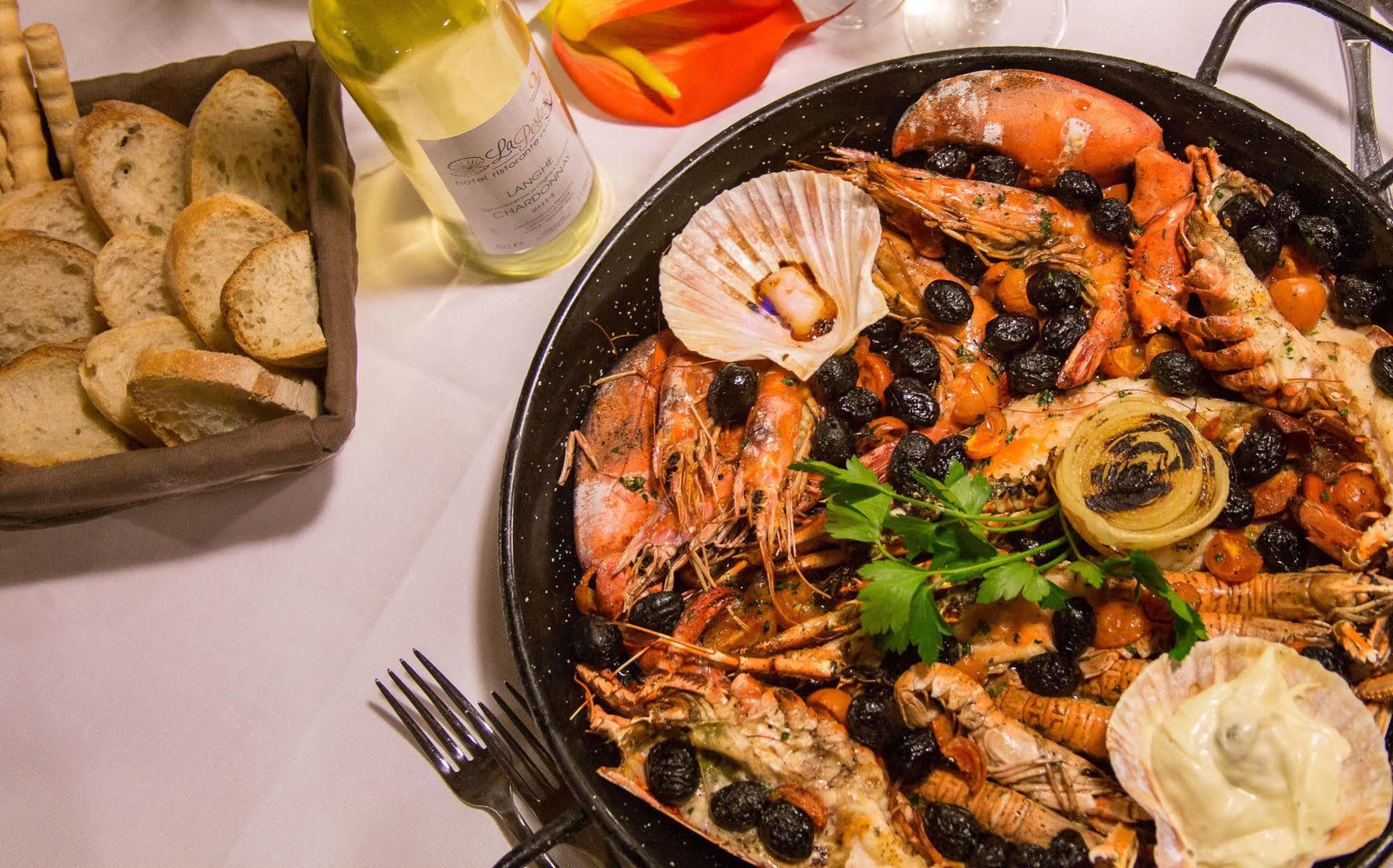 Hotel Ristorante La Perla Varallo Pombia エクステリア 写真