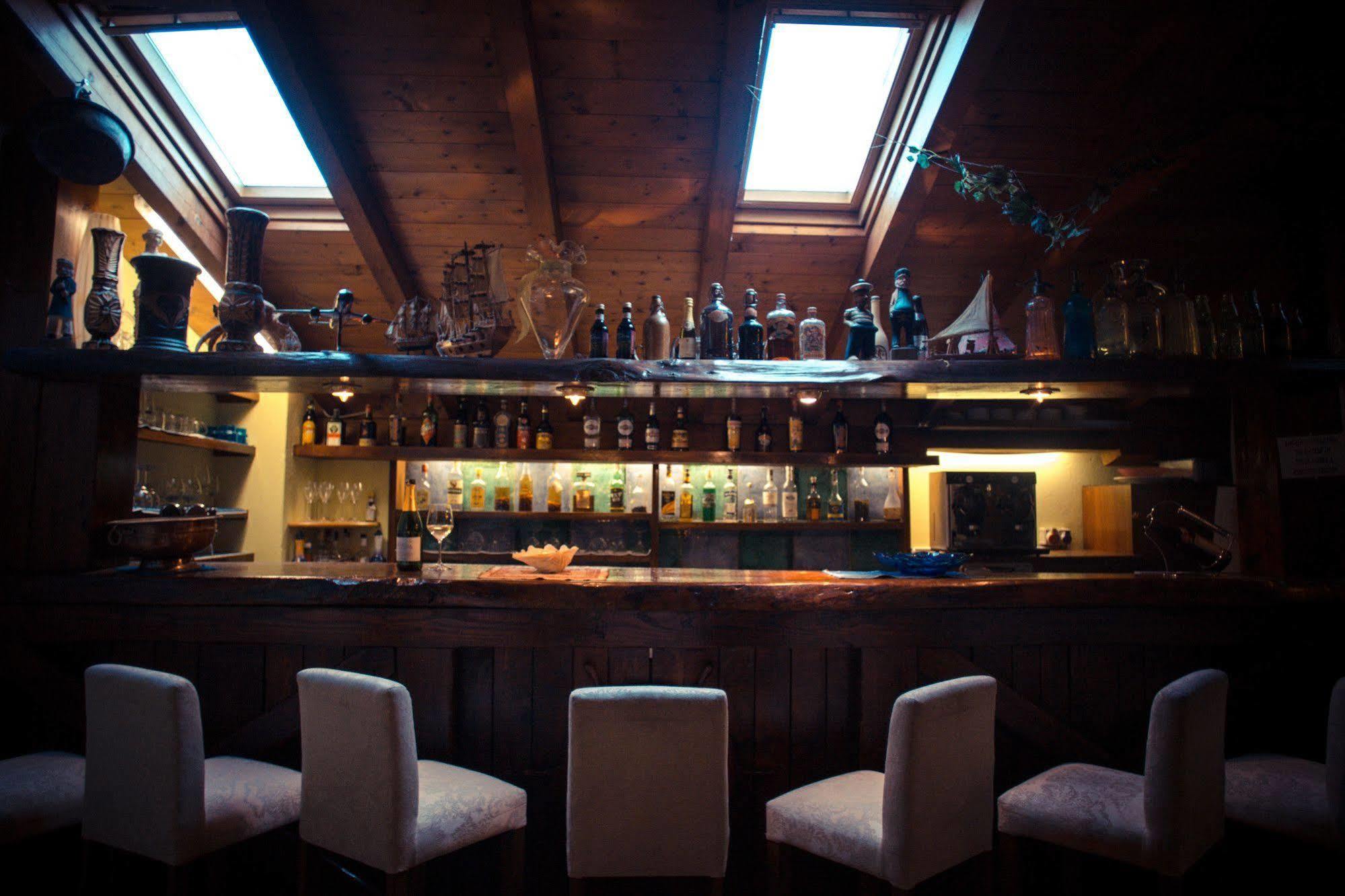 Hotel Ristorante La Perla Varallo Pombia エクステリア 写真