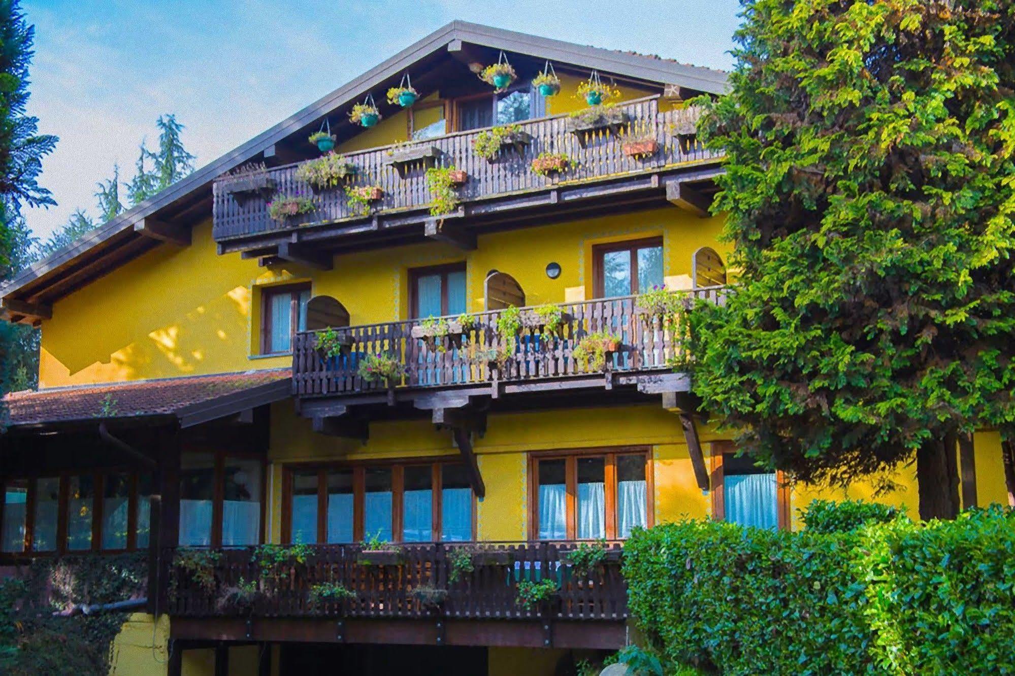 Hotel Ristorante La Perla Varallo Pombia エクステリア 写真