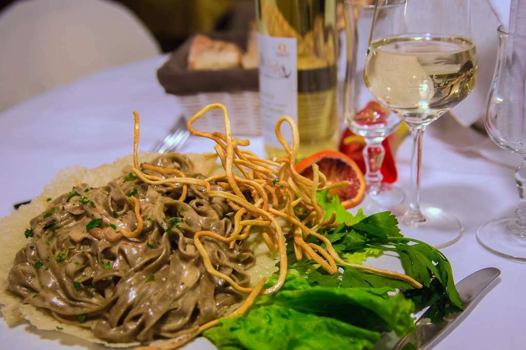 Hotel Ristorante La Perla Varallo Pombia レストラン 写真