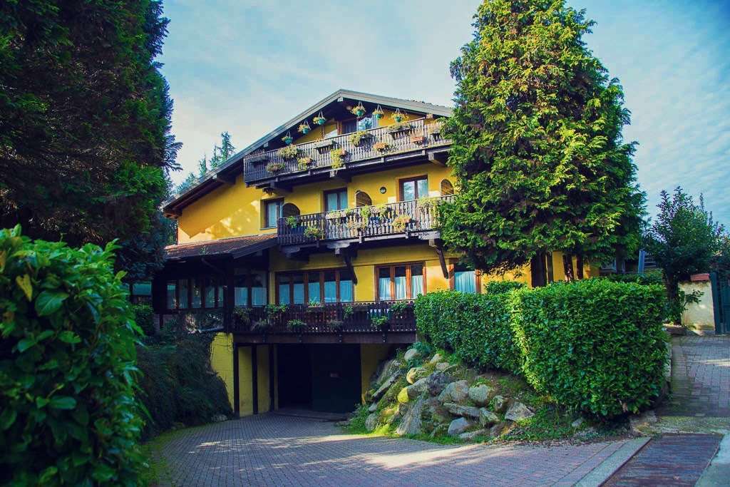 Hotel Ristorante La Perla Varallo Pombia エクステリア 写真